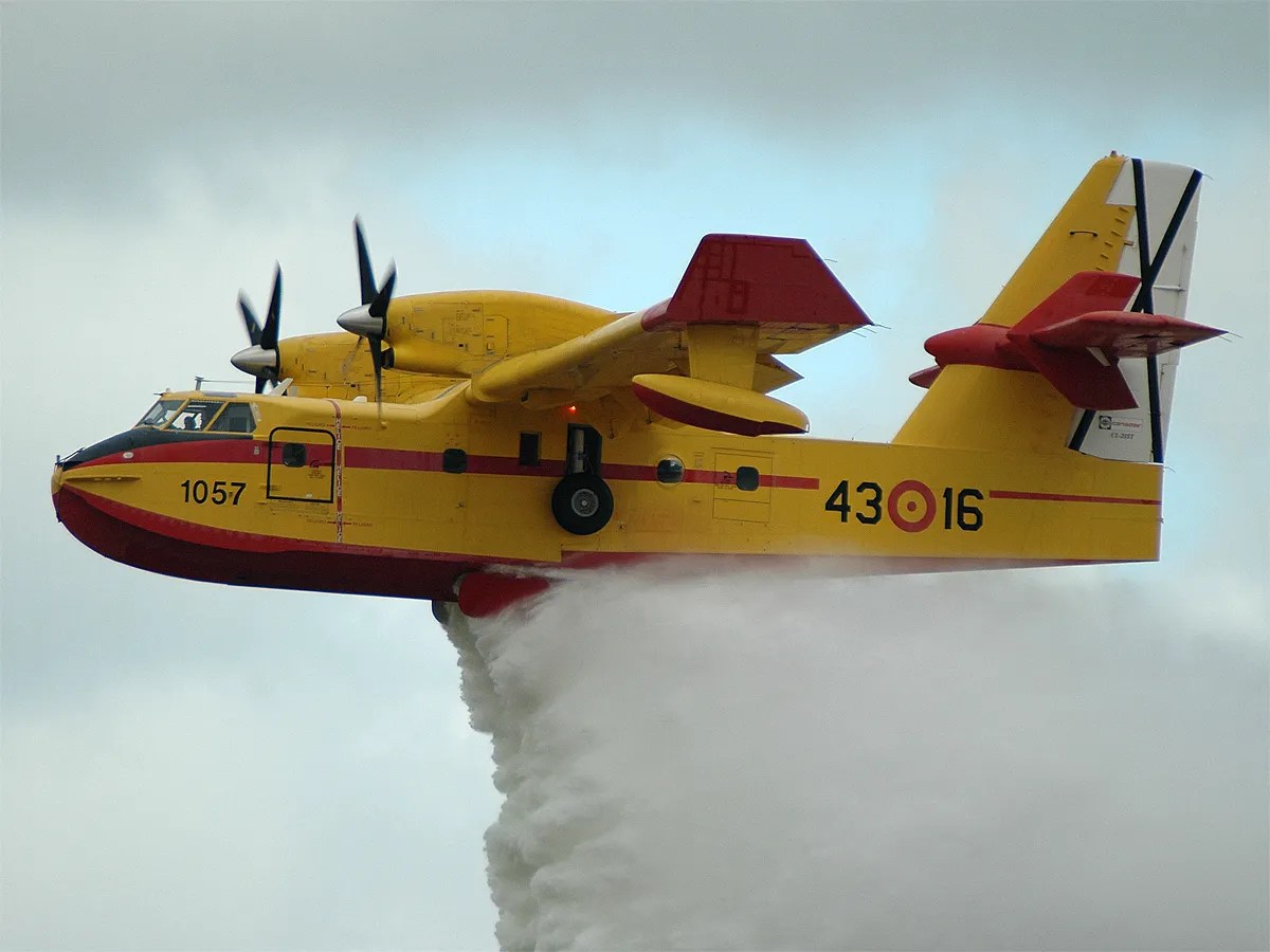 Canadian super scooper plane