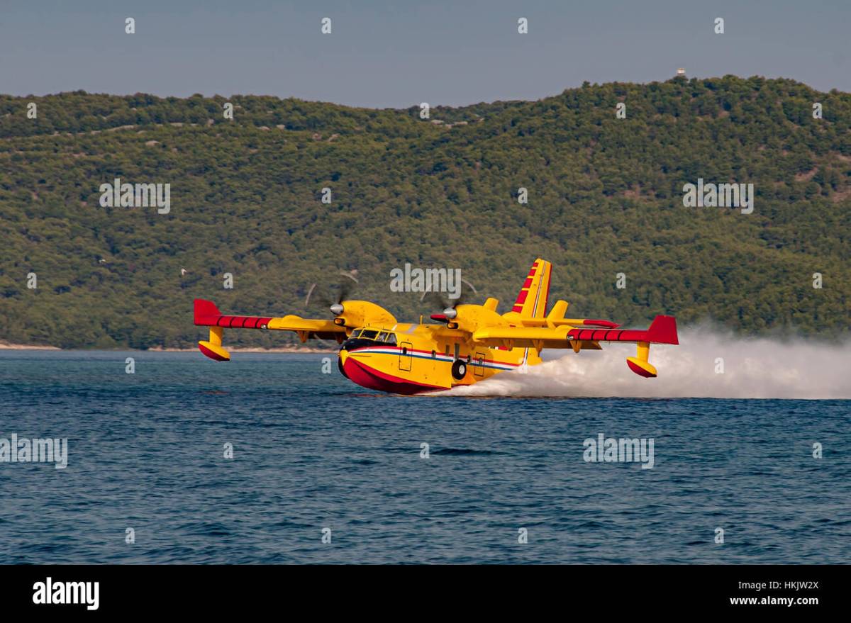 Canadian super scooper plane